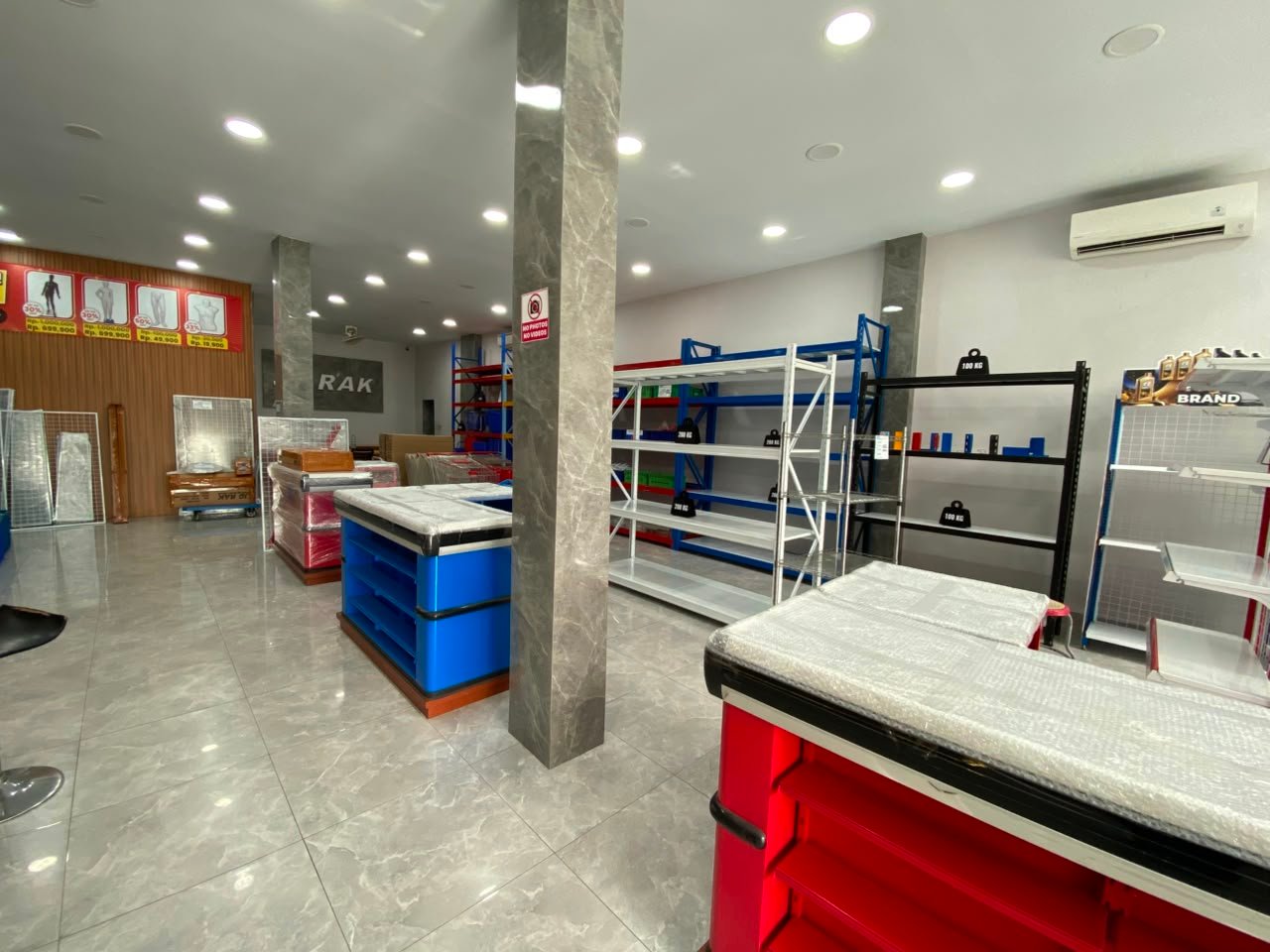 interior toko jd rak swalayan medan